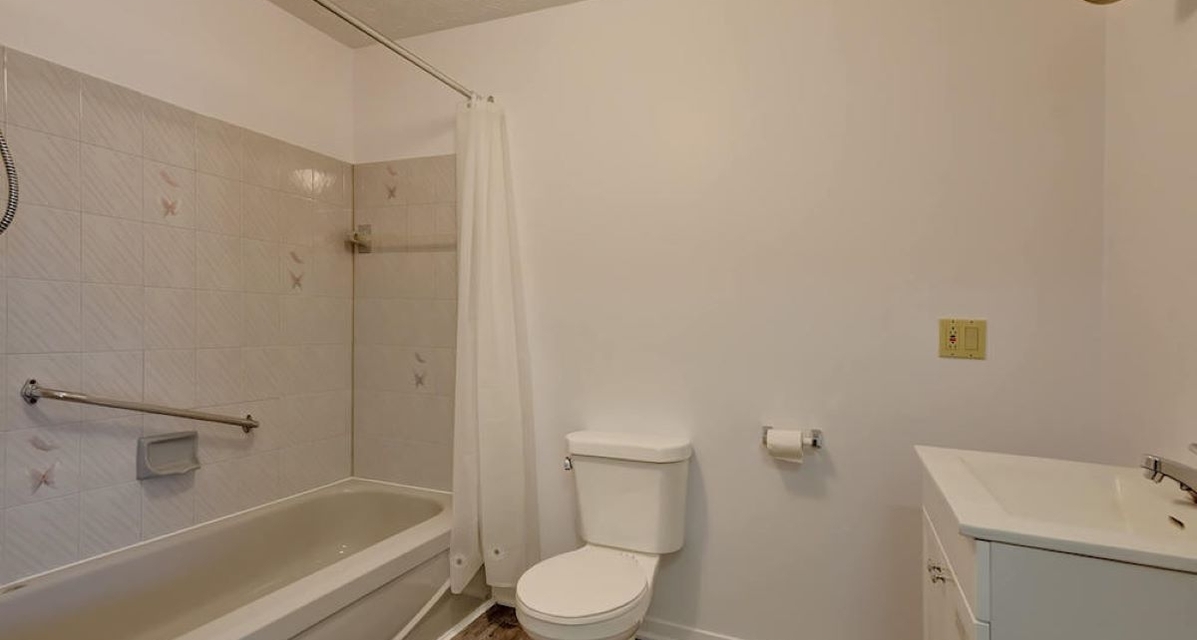 45-13E-AVENUE-APPART-2.5-salle-de-bain_redimensionnée